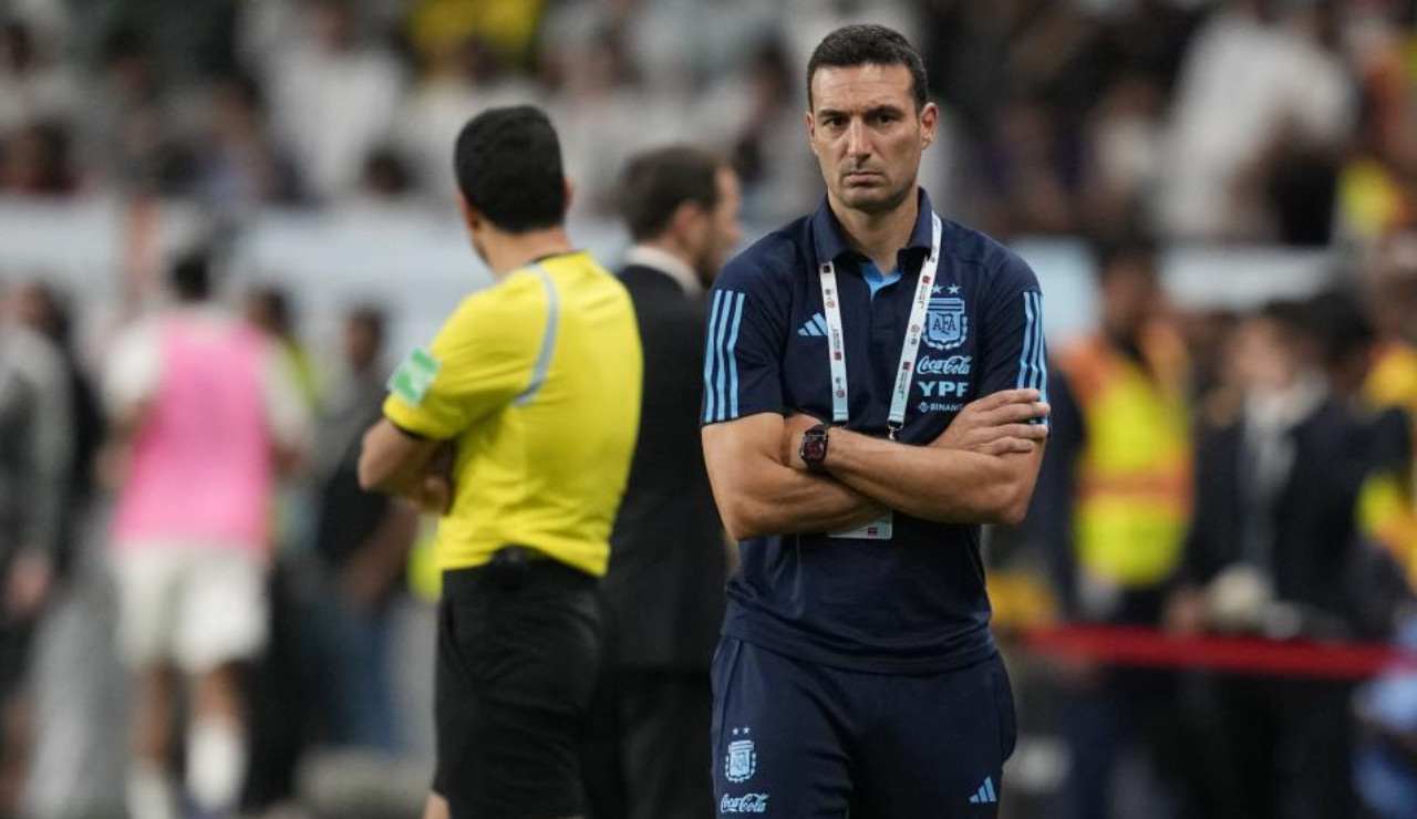 Lionel Scaloni in piedi