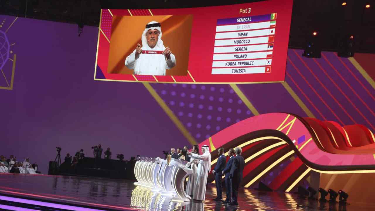 Mondiali in Qatar, Fiorello all'attacco: "Tutti dovrebbero ritirarsi"