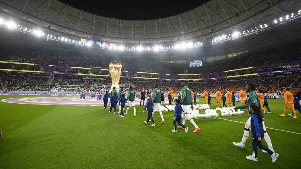 Senegal-Olanda, Dumfries beccato dai tifosi 