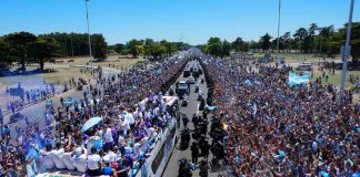 Il ritorno a casa dell'Argentina: tifosi in tripudio a Buenos Aires