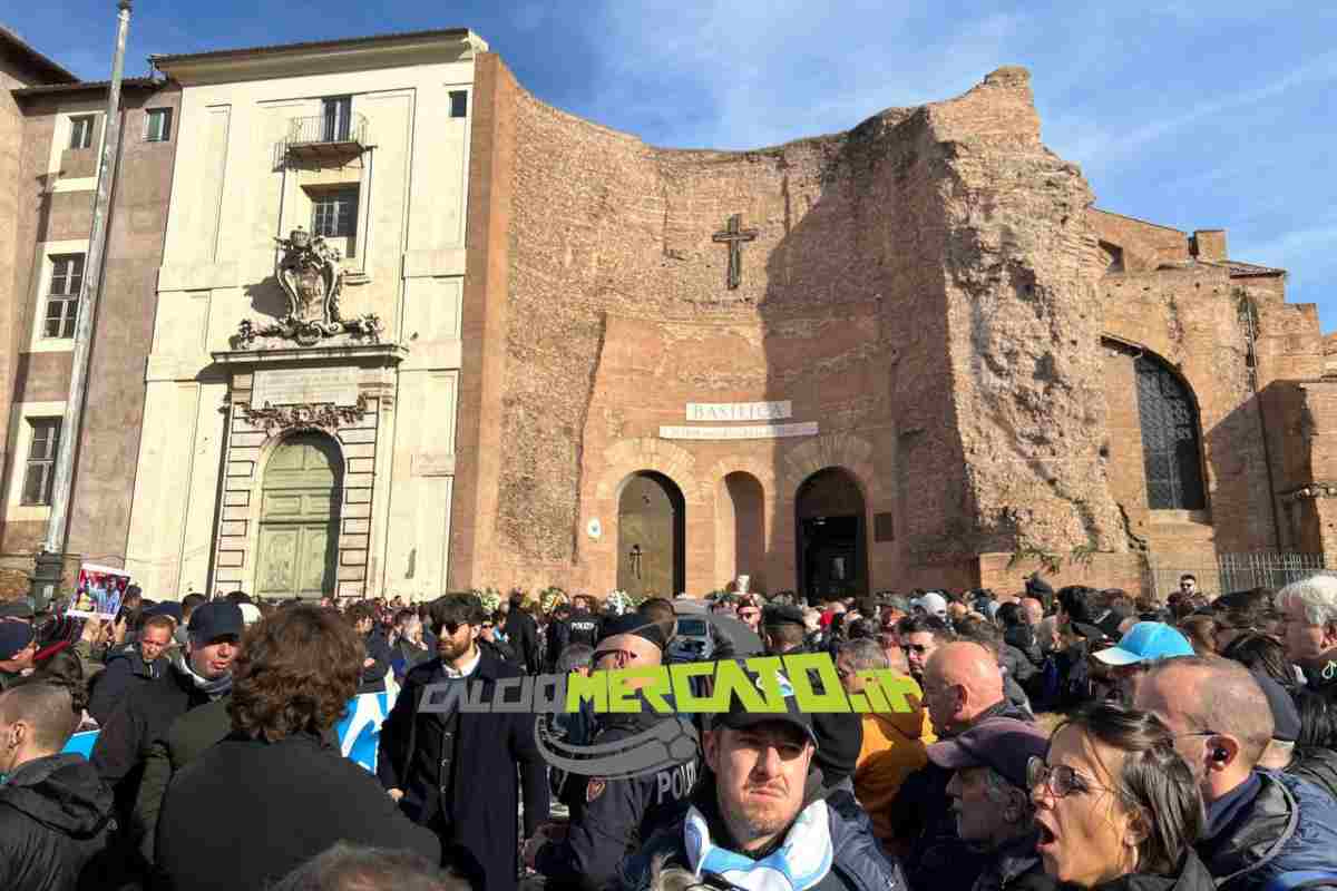 FOTO E VIDEO CM.IT | Funerali Mihajlovic, commozione per le migliaia di persone: “Non sarai dimenticato!”