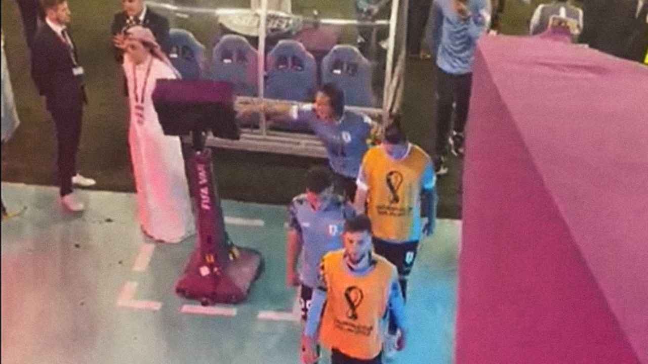 Qatar 2022, furia Cavani: il gesto nel tunnel spiazza