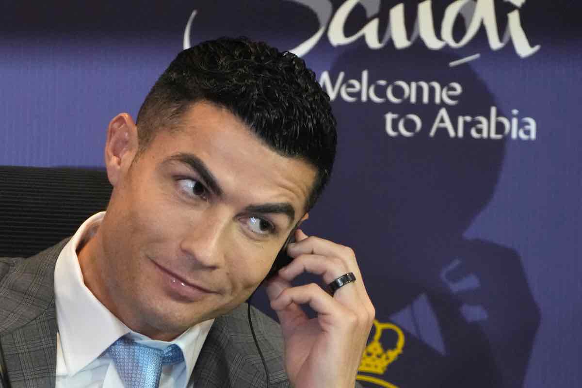 Cristiano Ronaldo ci ricasca: la gaffe in conferenza fa il giro del web