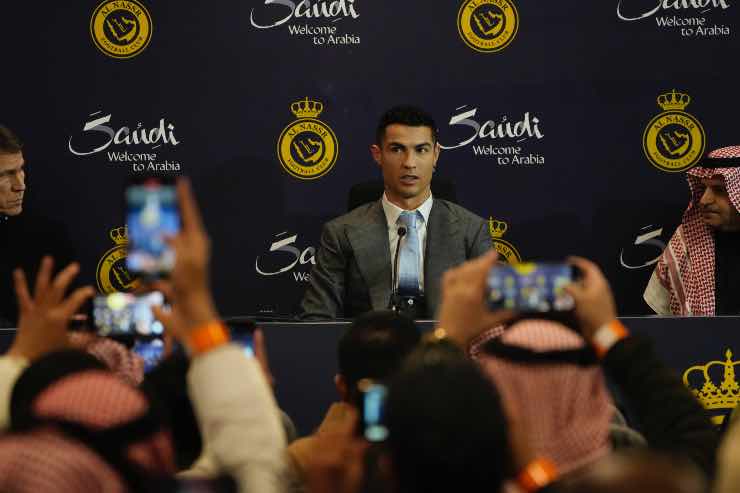 Cristiano Ronaldo ci ricasca: la gaffe in conferenza fa il giro del web