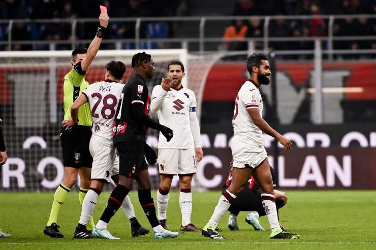 L'arbitro espelle Djidji in Milan-Torino