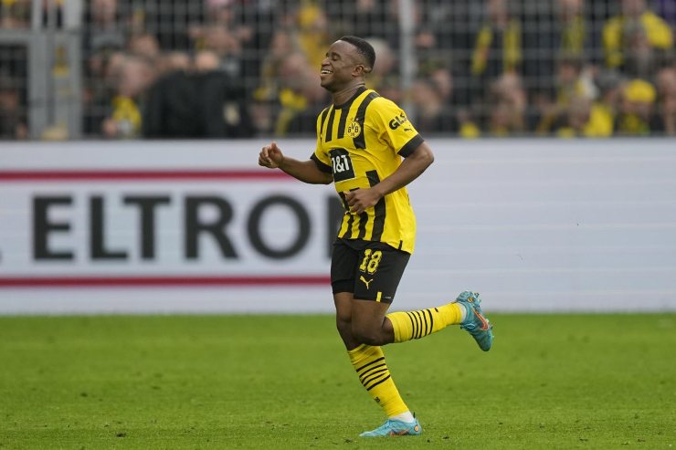 Moukoko resta al Borussia Dortmund