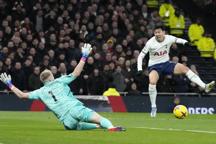 Tottenham-Arsenal: tifoso scalcia Ramsdale