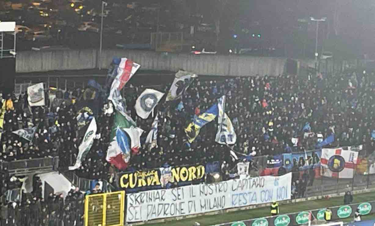 Inter, lo striscione dei tifosi su Skriniar