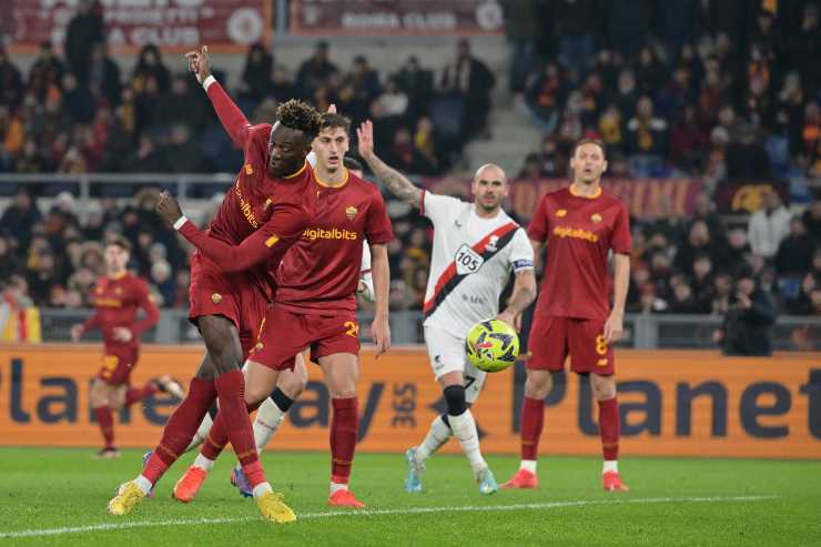 PAGELLE E TABELLINO Roma-Genoa 1-0: Dybala il salvatore, Abraham così non va