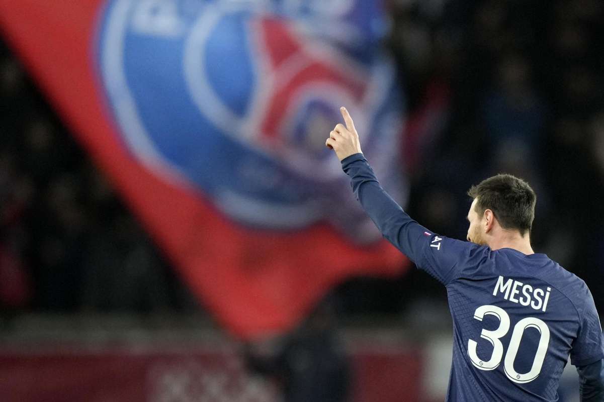 Messi indica bandiera PSG