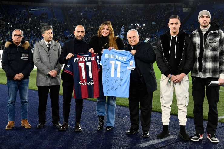 Lazio-Bologna, la famiglia di Mihajlovic riceve l'omaggio dell'Olimpico