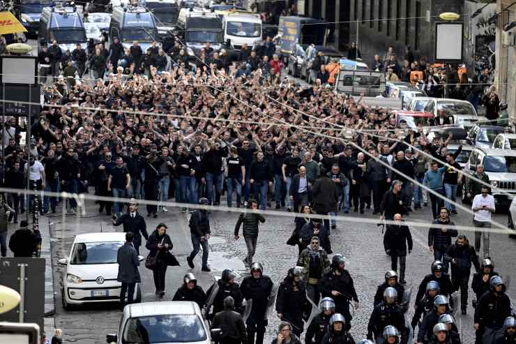 Scontri tra tifosi prima di Napoli-Eintracht