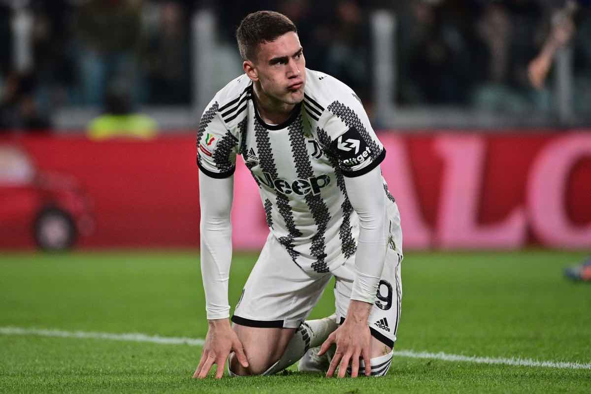 Vlahovic stoppato dalla Juventus