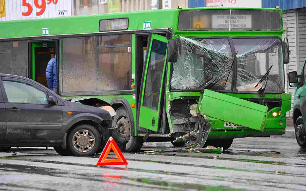 Incidente automobile autobus