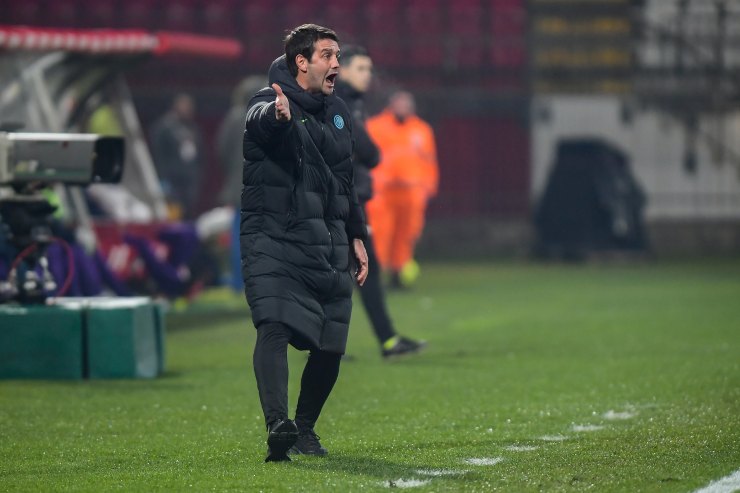 Il Frosinone contro l'arbitro dopo il ko con l'Inter