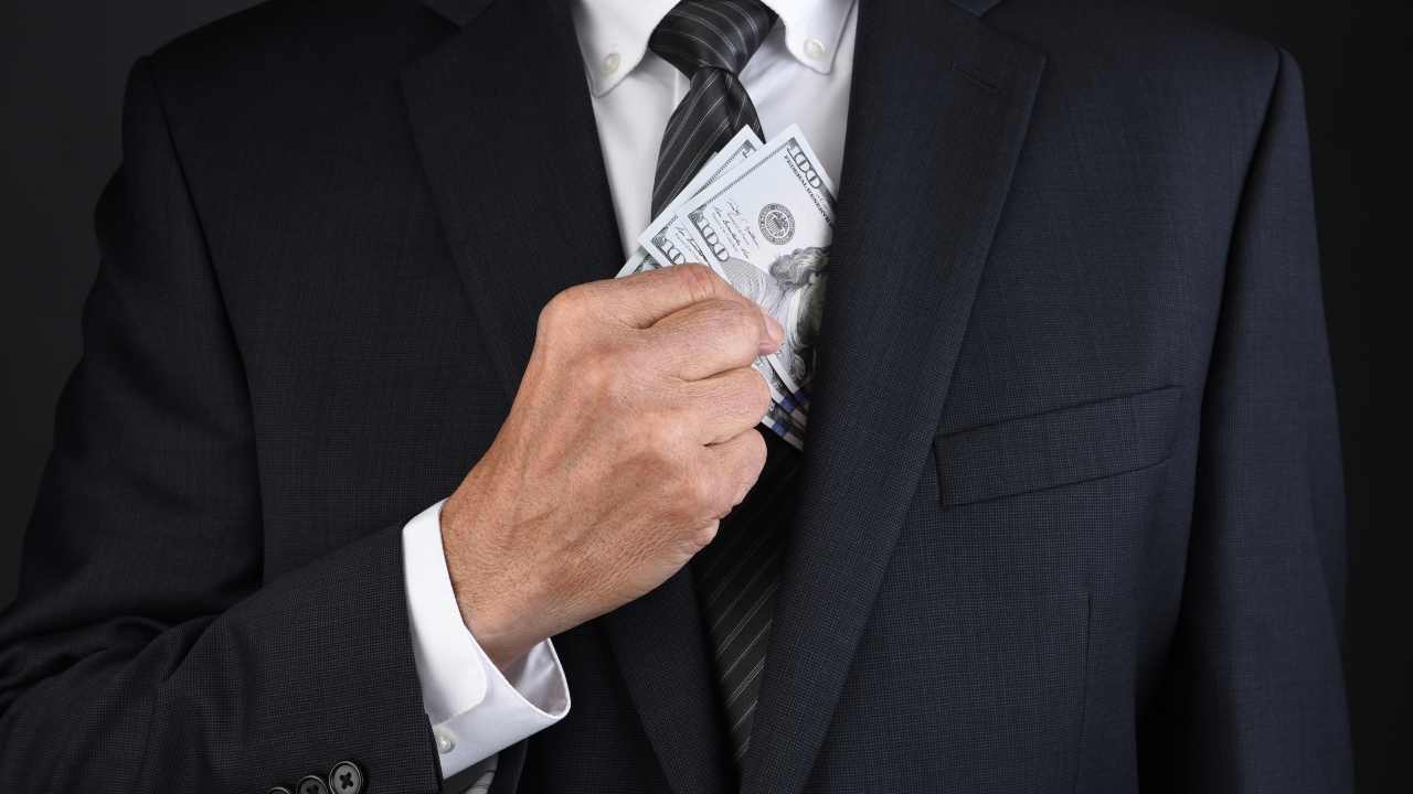 Persona giacca cravatta soldi