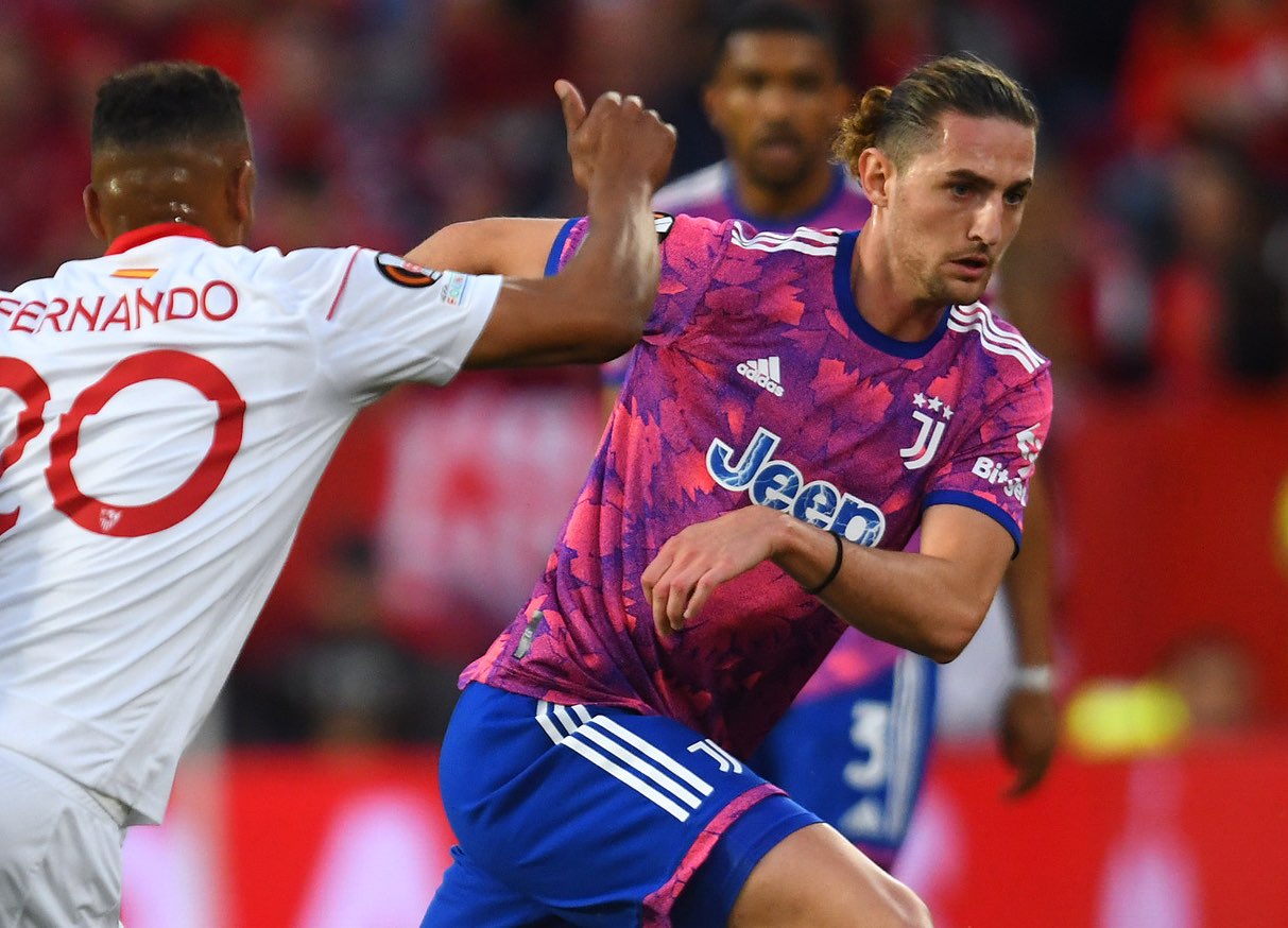 Rabiot in azione contro il Siviglia