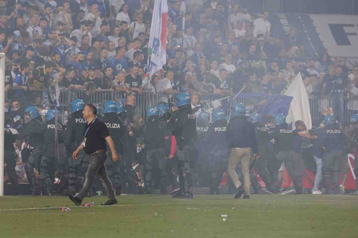 Brescia-Cosenza, caos e guerriglia allo stadio