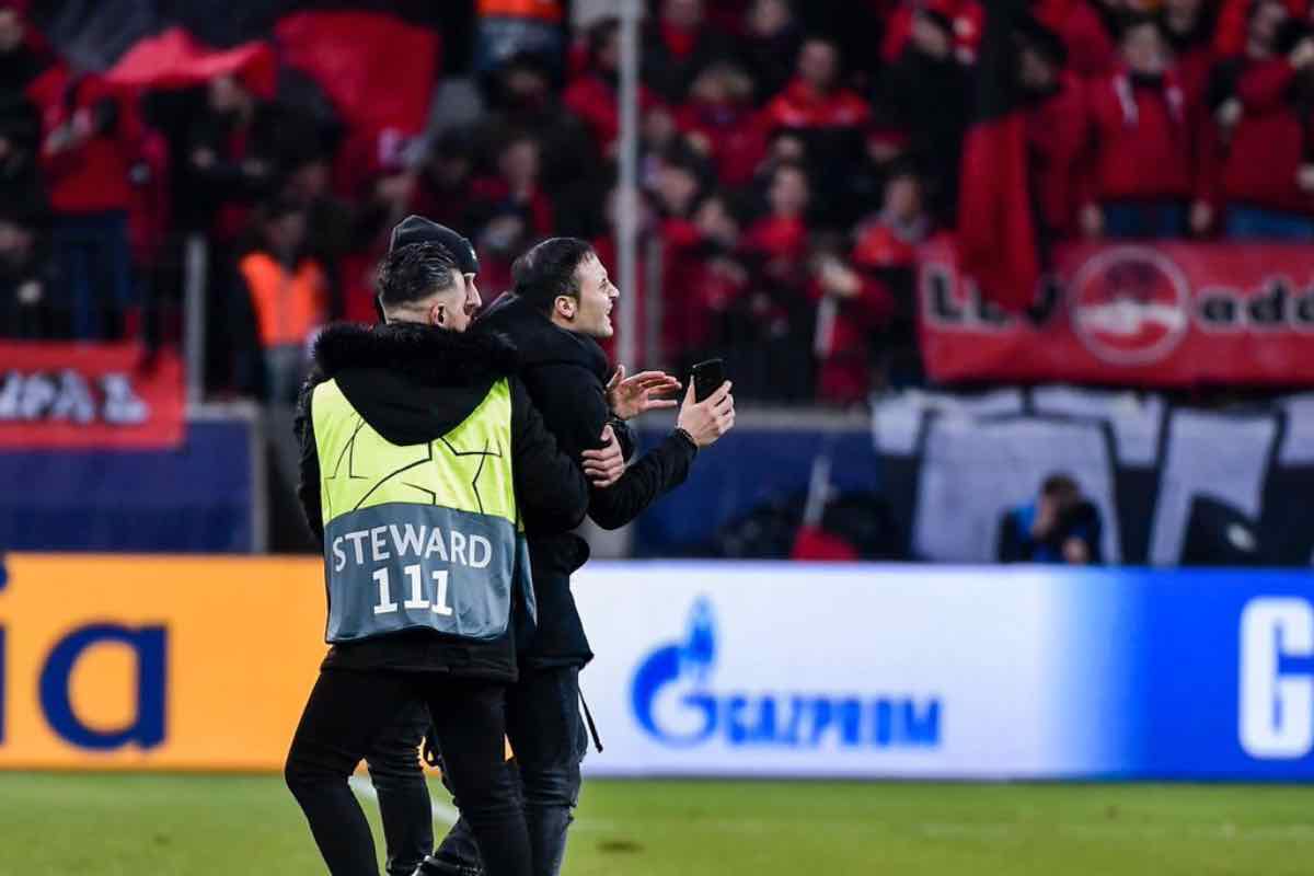 Aggressione dopo il gol, tifoso in campo: partita sospesa