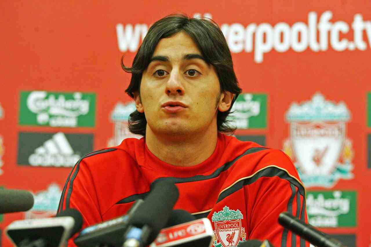 Aquilani dopo l'arrivo in Inghilterra al Liverpool nel 2009