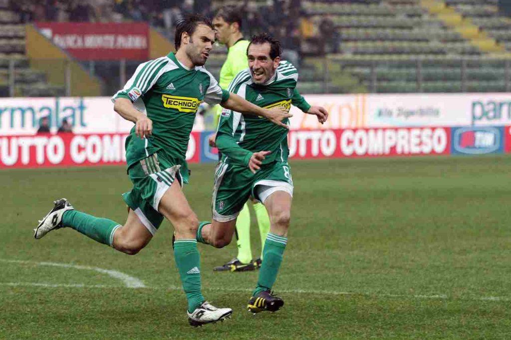 Fabio Caserta esulta con la maglia del Cesena