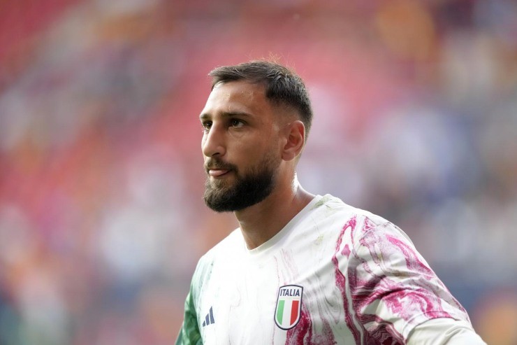 Donnarumma che guarda la tribuna