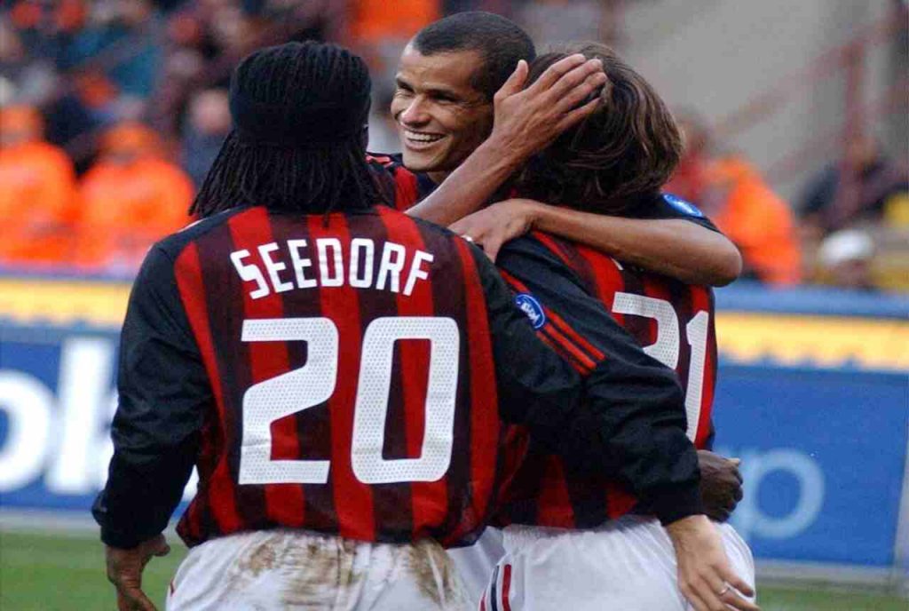 Rivaldo abbraccia Pirlo ai tempi del Milan