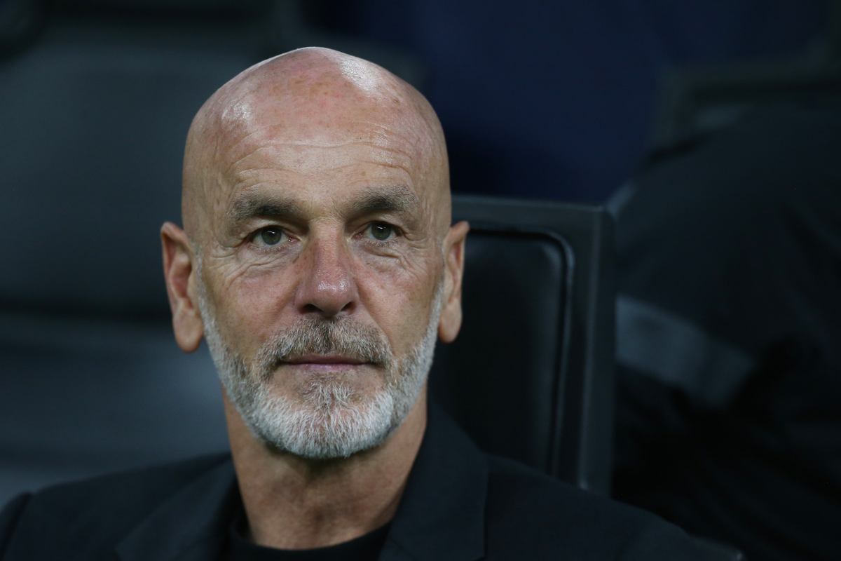 Pioli osserva il campo