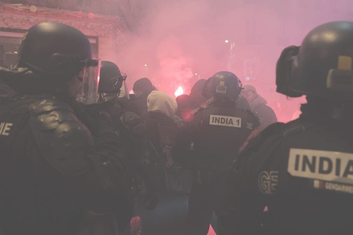 Scontri tra tifosi e blitz della polizia: match posticipato, i dettagli