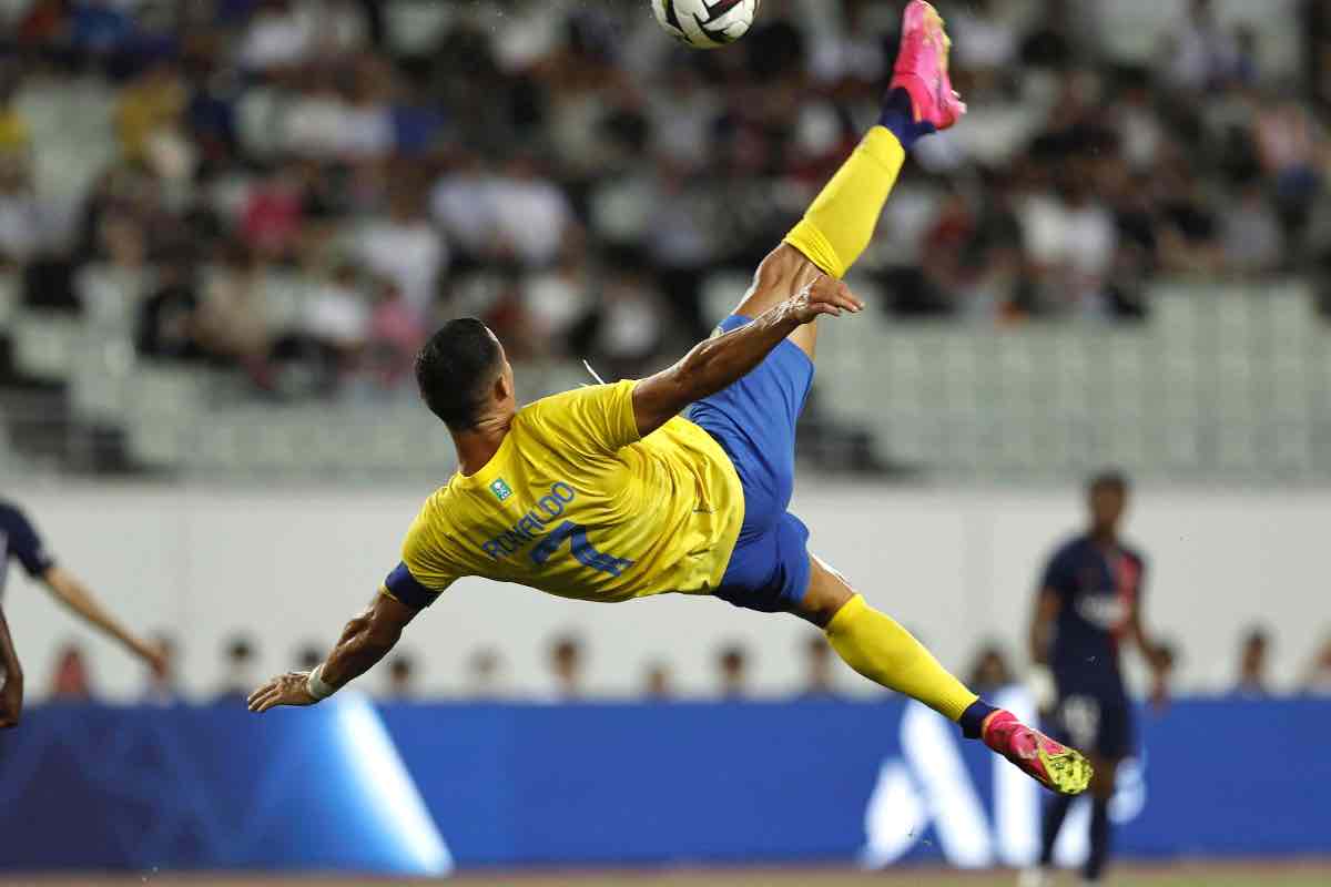 Protagonista della vittoria dell'Al-Nassr con una doppietta, Cristiano Ronaldo è stato 'pizzicato' dalle telecamere durante la premiazione. Ecco cosa è successo