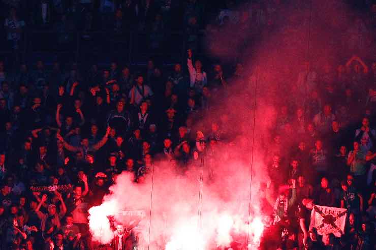 Scontri tra tifosi e blitz della polizia: match posticipato, i dettagli