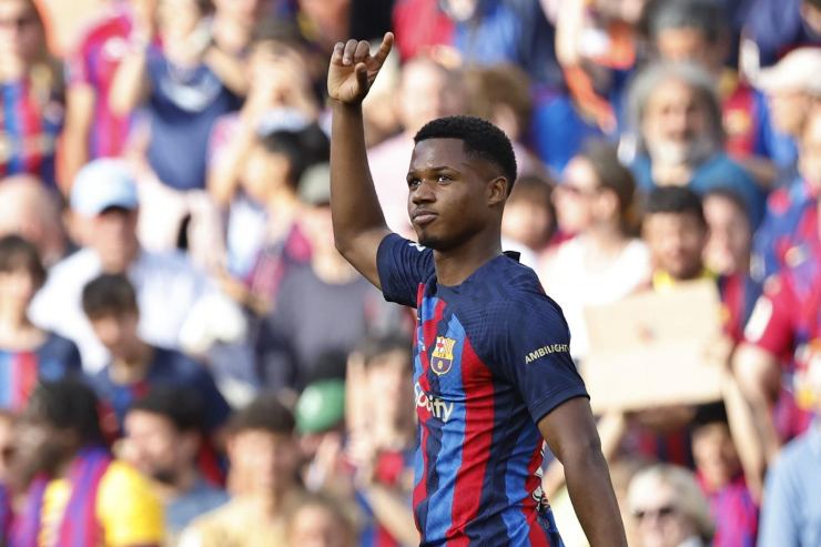 Ansu Fati festeggia dopo un gol