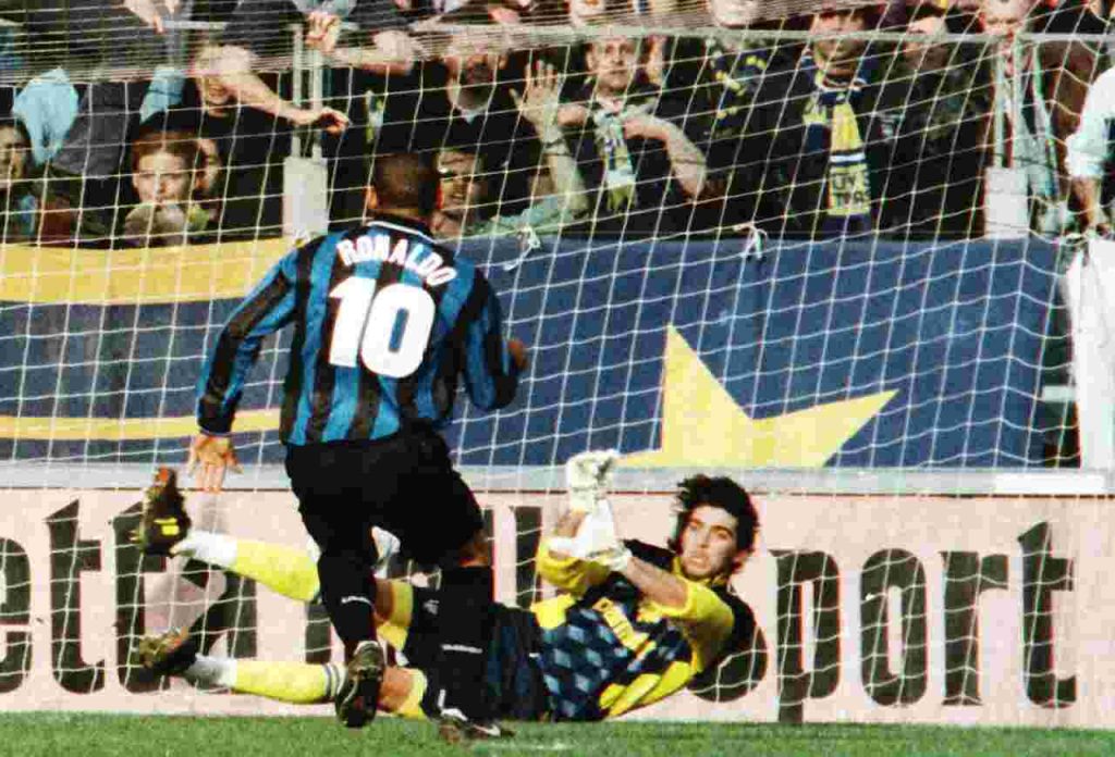Buffon para un rigore a Ronaldo quando giocava nell'Inter