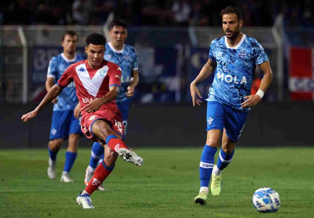 Il calciatore Fabregas con la maglia del Como durante un'azione di gioco al Sinigallia