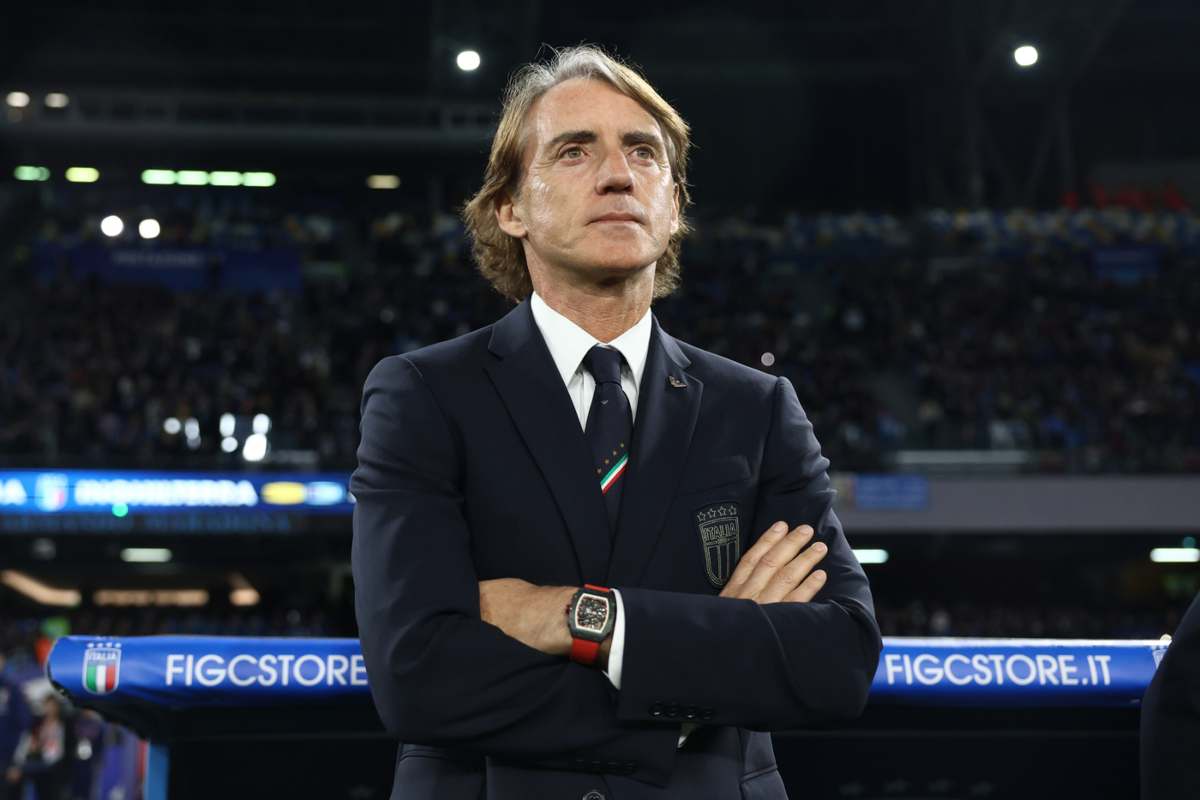 Roberto Mancini con le braccia conserte