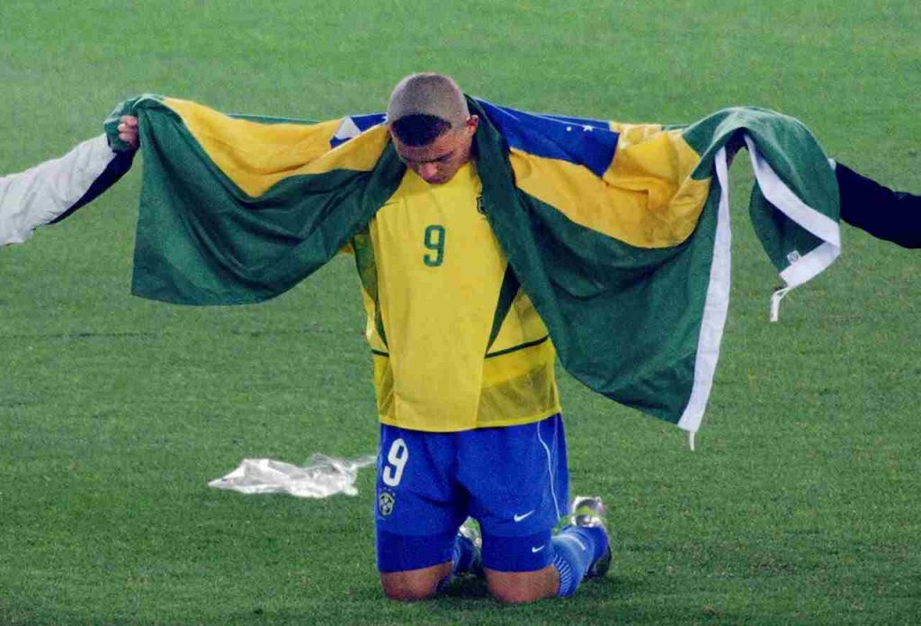 Ronaldo in festa dopo la vittoria del suo secondo mondiale nel 2002 e il caratteristico taglio dei capelli 'a mezzaluna'