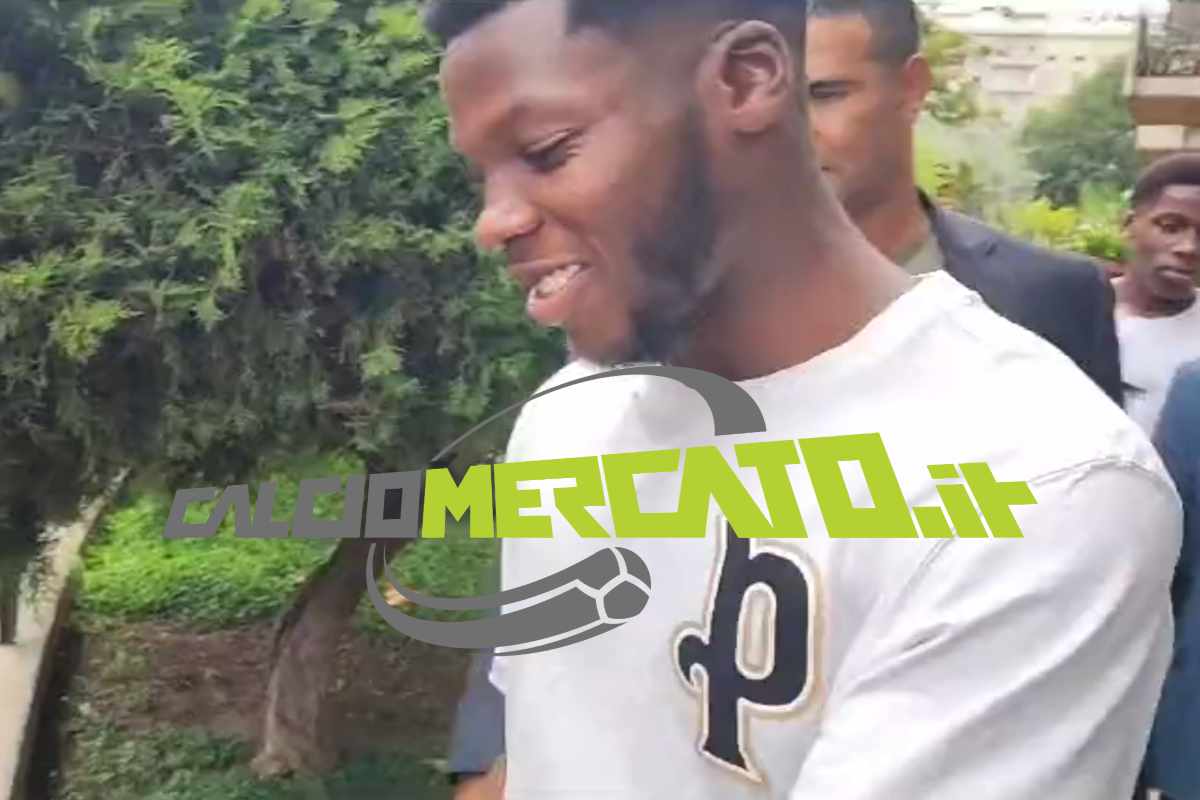 Musah firma autografi ai tifosi del Milan