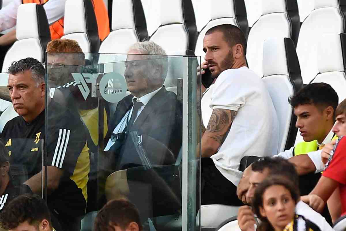 Bonucci in tribuna e al telefono durante l'amichevole della Juventus con la NextGen