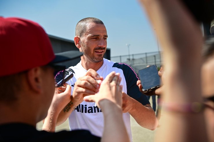 Bonucci firma autografi fuori al J-Medical
