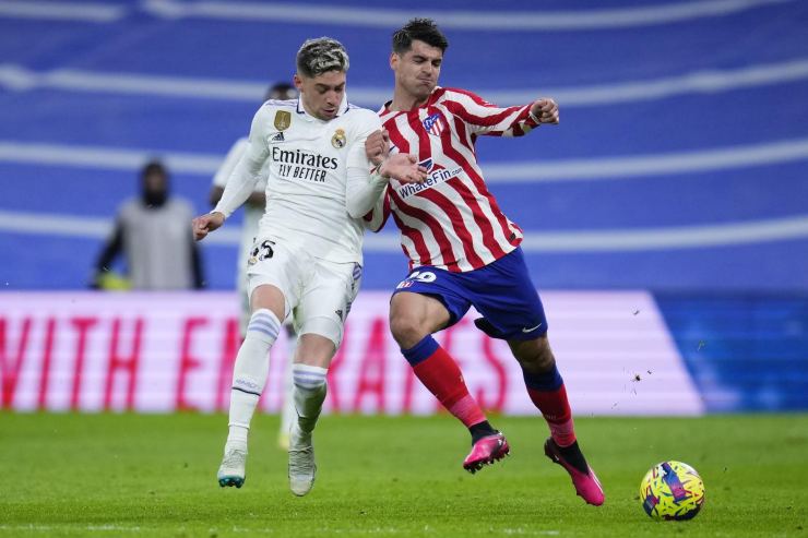 Morata in un contrasto con Valverde nel derby Real Madrid-Atletico