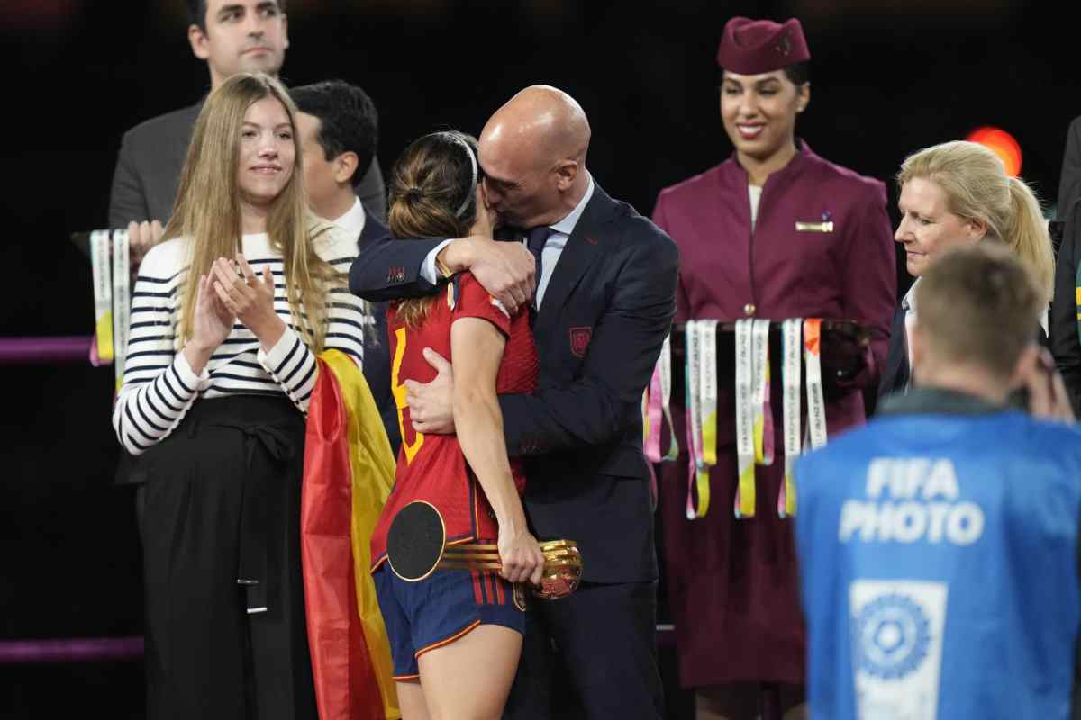 Luis Rubiales durante i festeggiamenti per la vittoria del Mondiale bacia una calciatrice