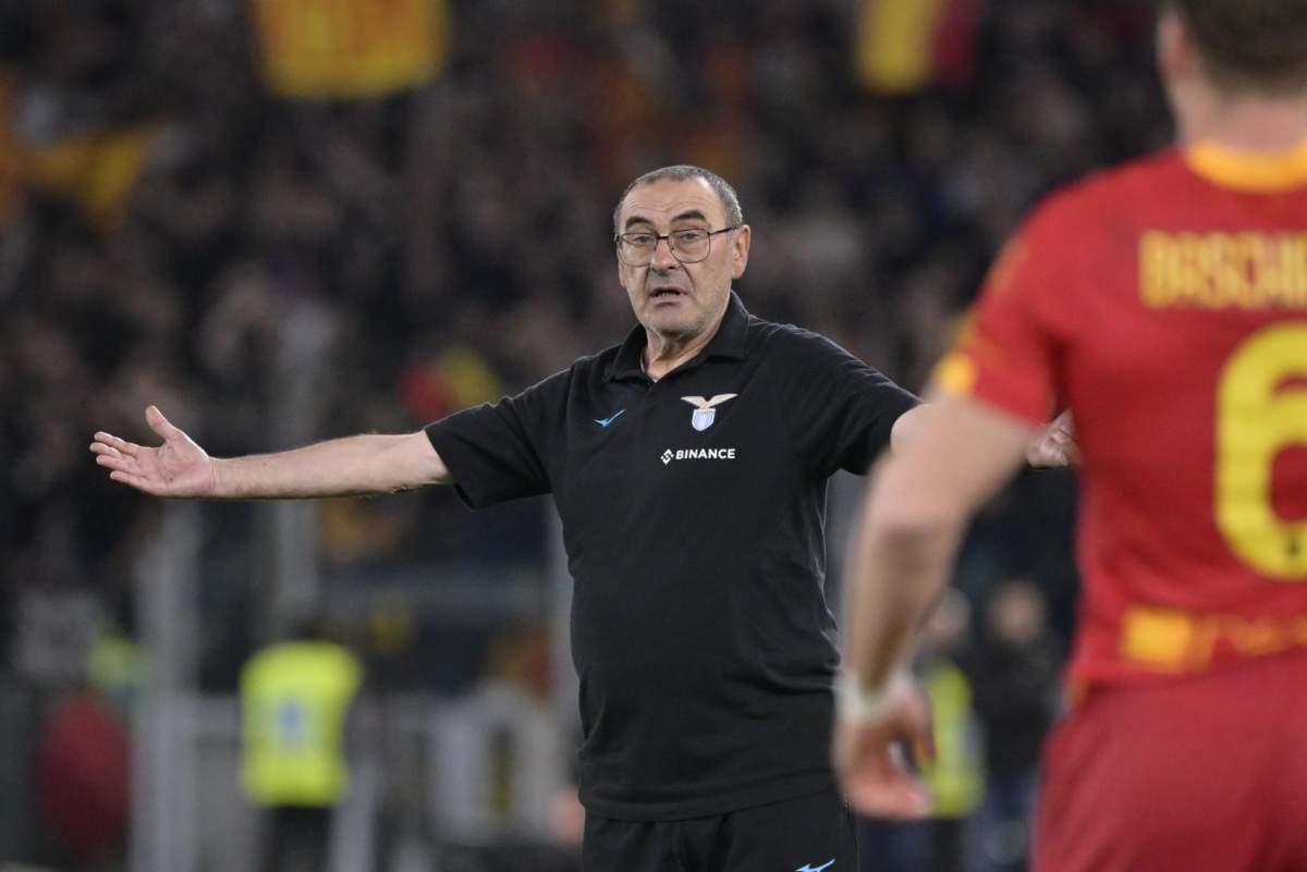 Sarri a braccia larghe durante il derby con la Roma