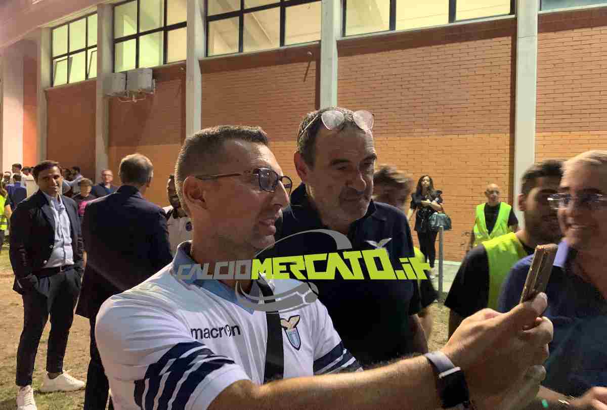 Sarri scatta foto con i tifosi della Lazio