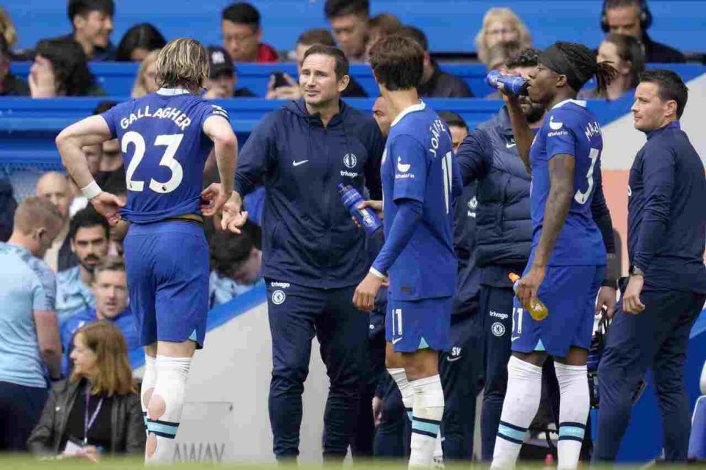 Lampard mentre dialoga con i suoi giocatori durante una gara di Premier League ai tempi dell'esperienza al Chelsea nella stagione 2022-2023
