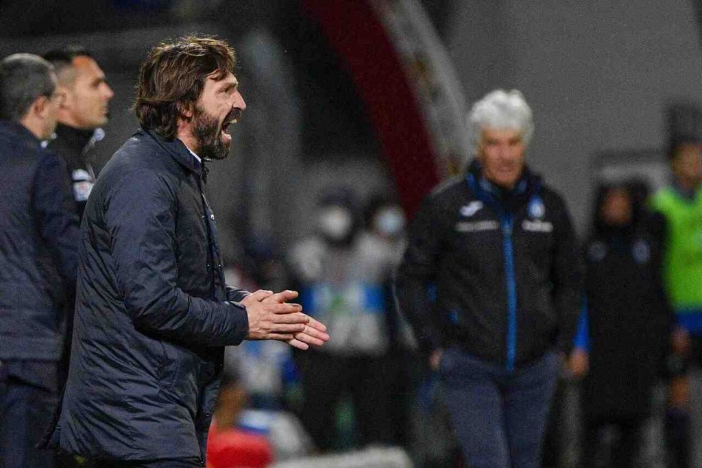 Pirlo incita i suoi giocatori nella finale di coppa Italia 2020-2021, vinta dalla Juve sull'Atalanta