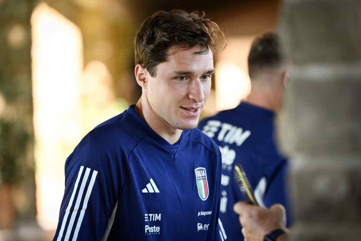 Federico Chiesa ha lasciato il ritiro della Nazionale italiana di Spalletti dopo aver accusato un problema fisico. Ma con la Lazio ci sarà: è polemica