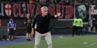 Mourinho dà indicazioni dalla panchina