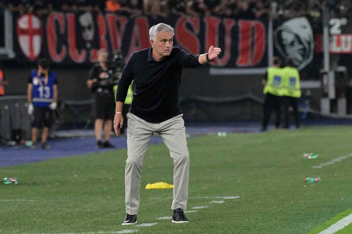 Mourinho dà indicazioni dalla panchina