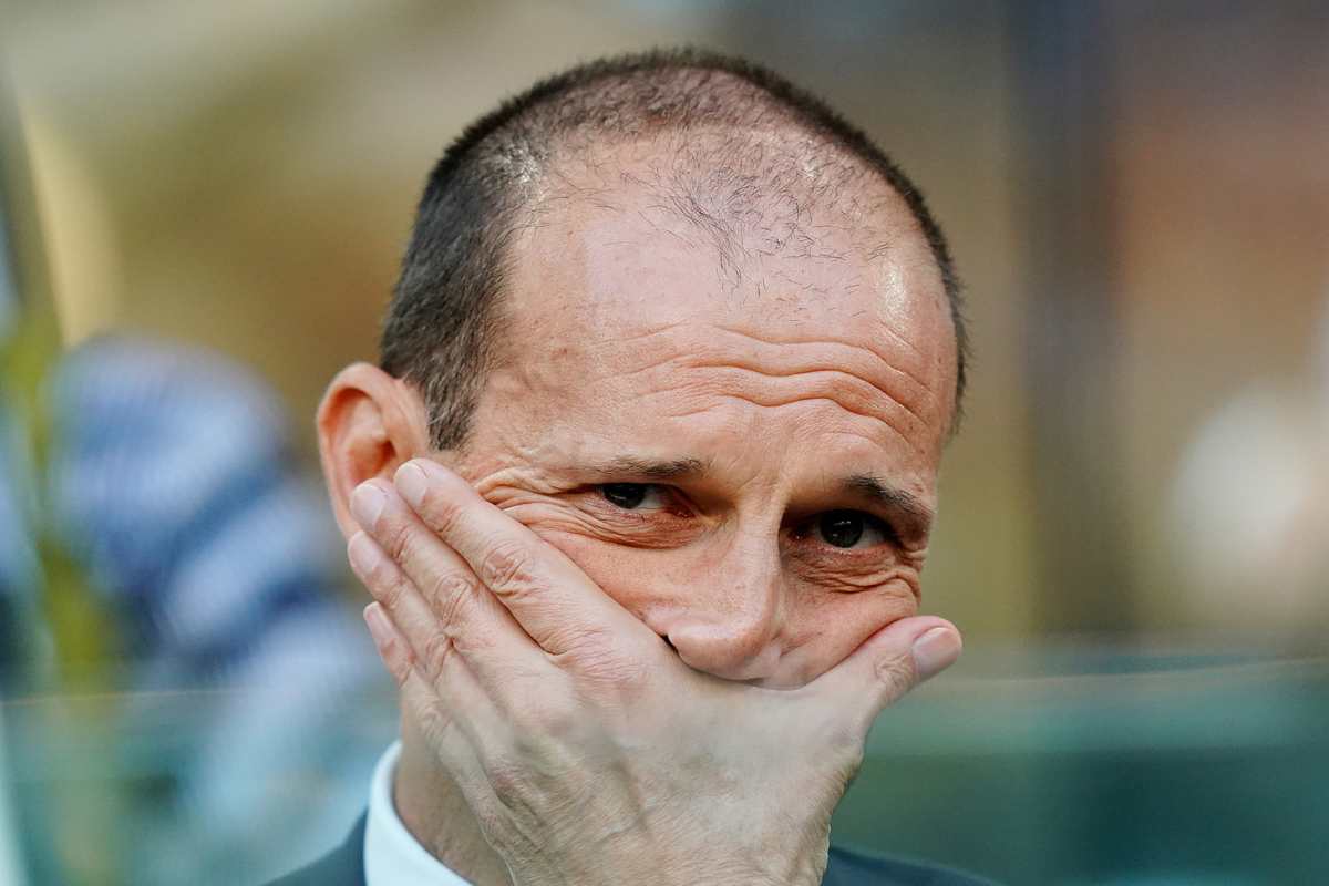 Allegri con le mani sul volto