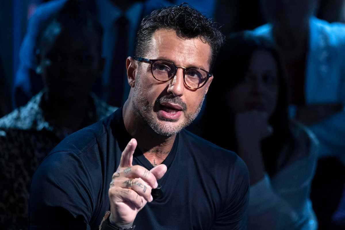 Corona punta il dito